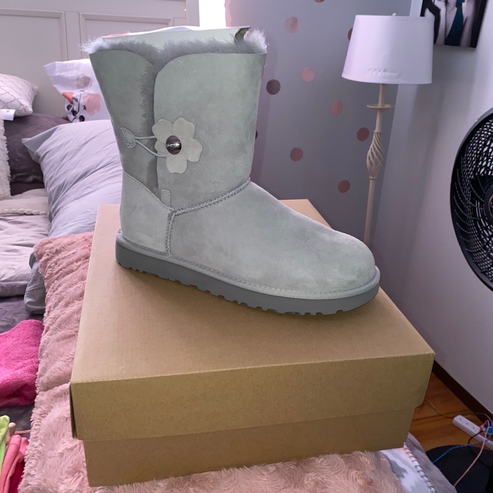 UGG Bailey Button Poppy